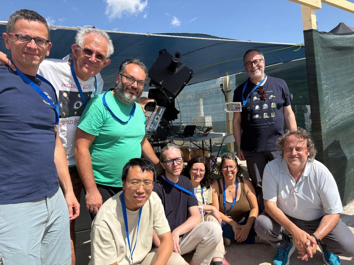 Federico Landini posa junto a su equipo en Javalambre, Teruel, durante el eclipse de sol del pasado 12 de agosto.