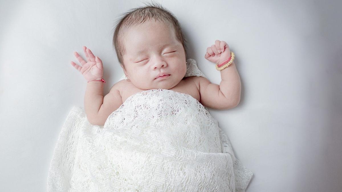 Un bebé duerme tranquilamente en una imagen de archivo