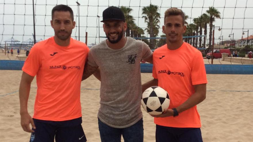 El brasileño, junto a la pareja olímpica española de futvoley.