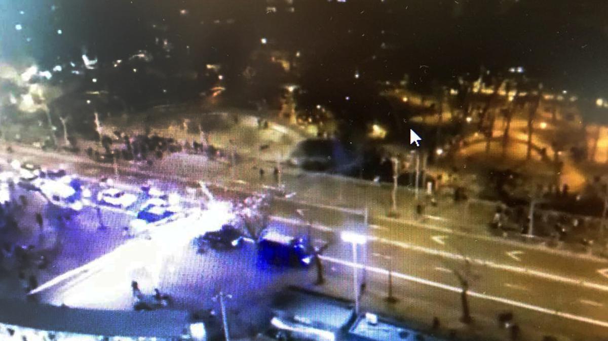 VÍDEO | Aficionats radicals del Barça ataquen els Mossos d’Esquadra