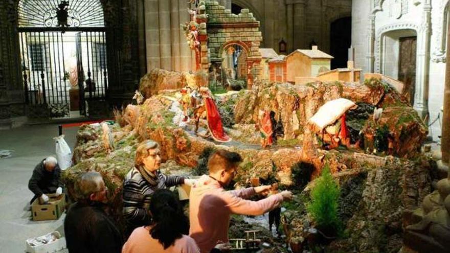 Integrantes de Amigos de la Catedral montan el nacimiento