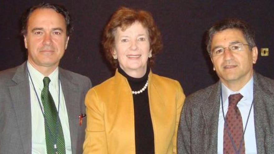 De izquierda a derecha, Gonzalo Cuervo, Mary Robinson y Faustino García.