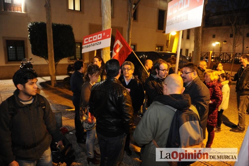 Varios centenares de manifestantes rechazan el concierto de Bachillerato y FP