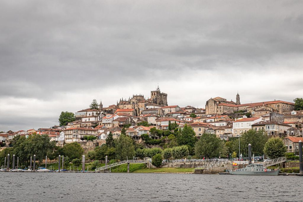 Tuy visto desde el río Miño, en Pontevedra
