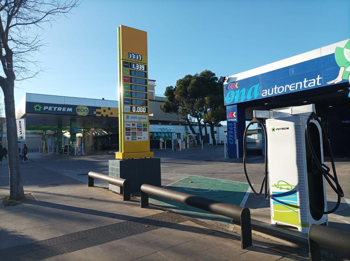 L'estació de servei de Petrem és la més gran i té aparells de recàrrega elèctrica