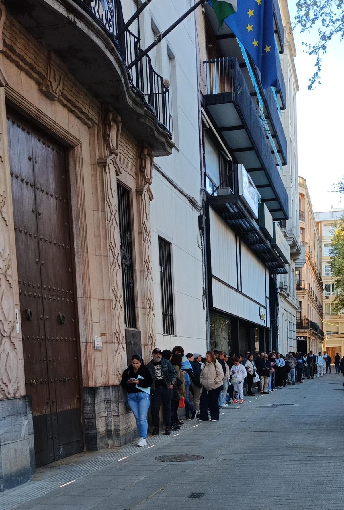 Largas colas este viernes en la antigua sede del Ayuntamiento de Córdoba, en el Bulevar de Gran Capitán.