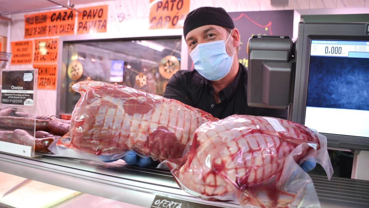 Emilio Hernández, carnicero de Supermercados Riodi, en Oviedo, muestra empaquetado para llevar un rollo de carne de ternera relleno.