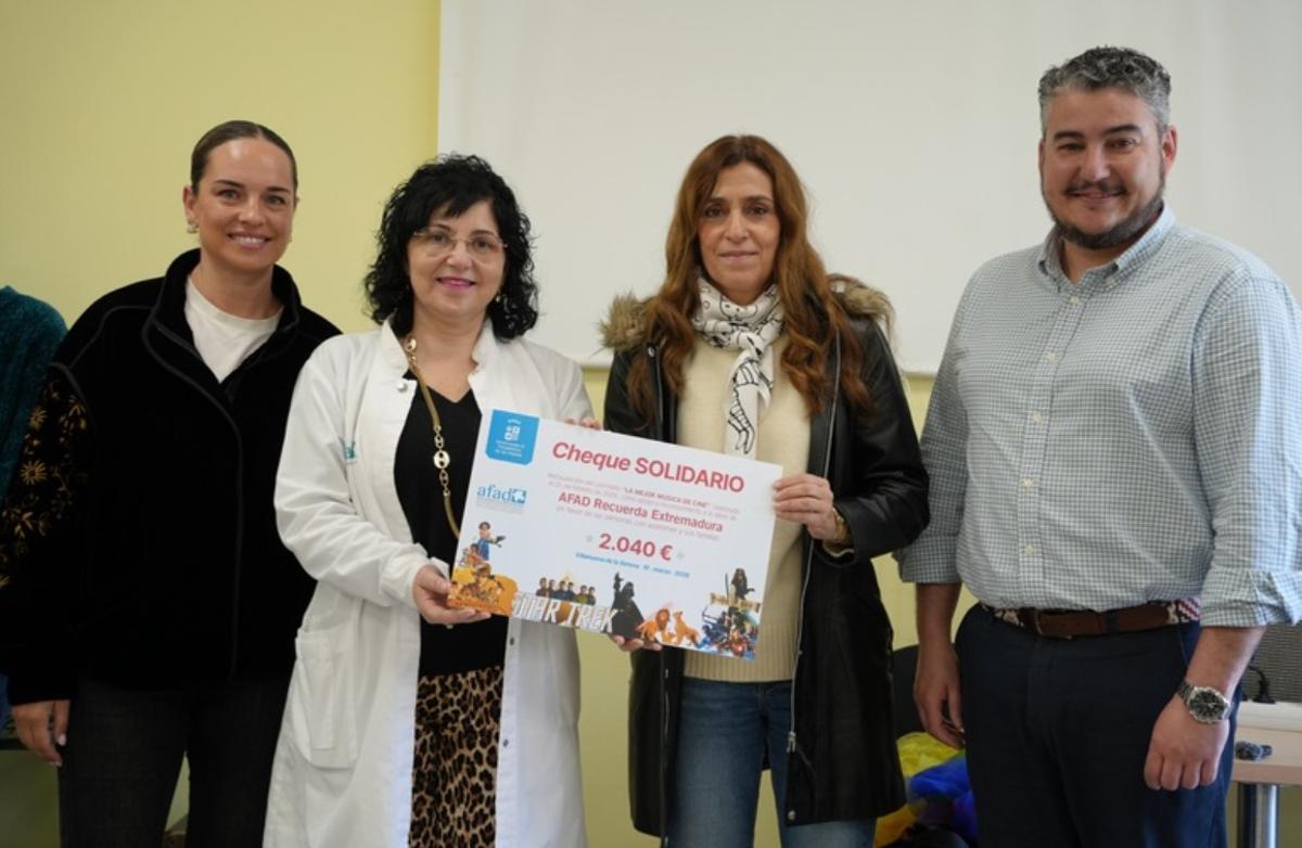 La alcaldesa, Ana Belén Fernández, entrega el cheque solidario.