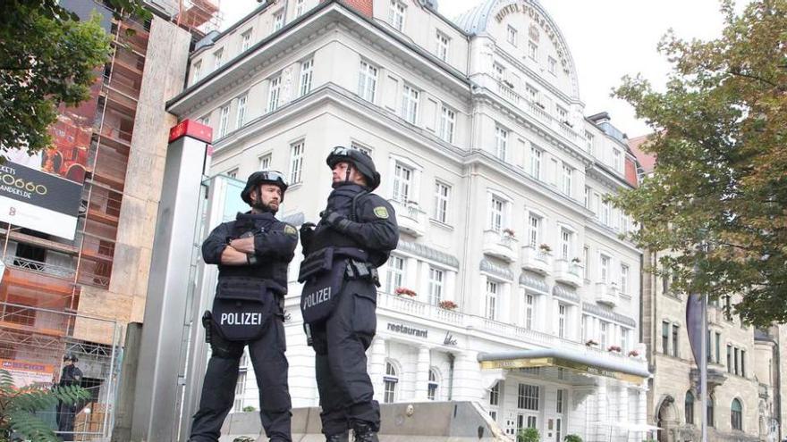 Dos policías montan guardia en la entrada del hotel. efe