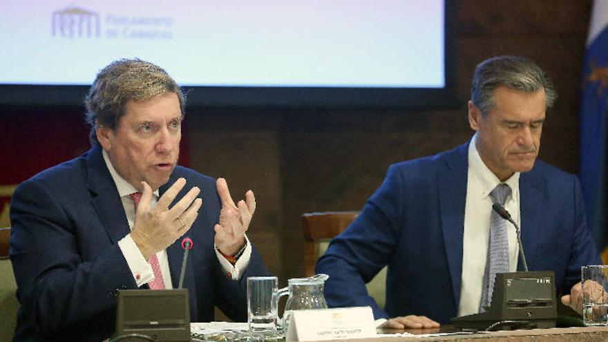 Gabriel Mato y Juan Fernando López Aguilar el pasado 30 de noviembre en Santa Cruz de Tenerife durante un seminario sobre las regiones ultraperiféricas en el Parlamento de Canarias.