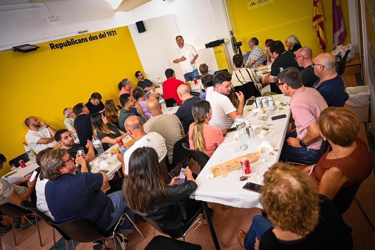 El exlíder de ERC, Oriol Junqueras, en un encuentro con militantes del Baix Besòs.