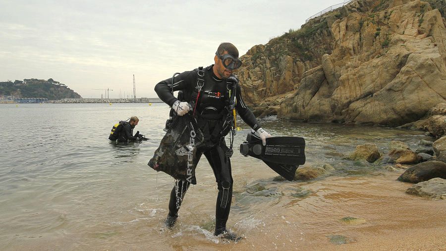 Recullen 100 quilos de deixalles del fons marí de Blanes