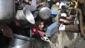 Ciudadanos palestinos se agolpan para conseguir comida, en Rafah, en la Franja de Gaza, el 9 de enero del 2024.