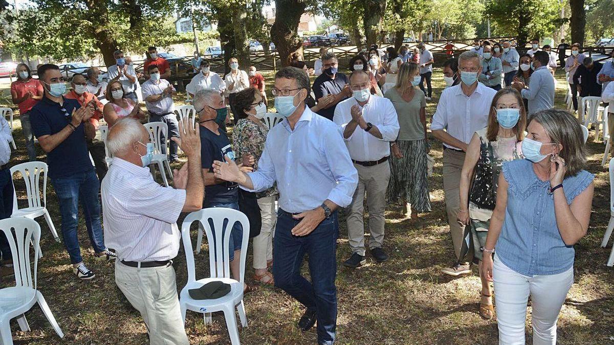 Feijóo llega a la Carballeira de Santa Xusta con Luisa Piñeiro, Ana Pastor, Tellado y Rueda.