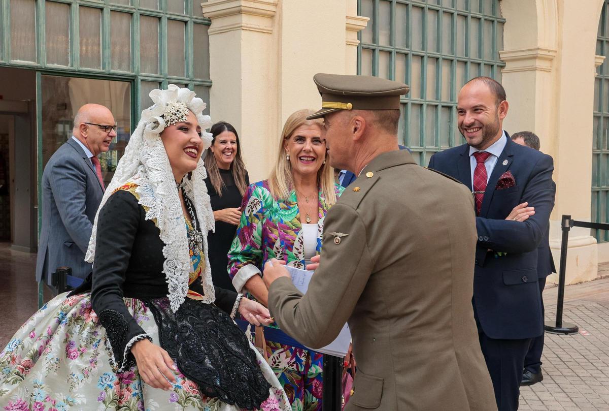 El subdelegado recibe a la Bellea del Foc, Adriana Vico, en presencia de concejales del ayuntamiento de Alicante.