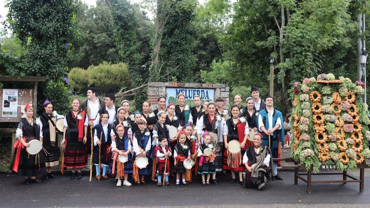 Aldeanas y porruanos, ayer, en la fiesta de La Velilla.
