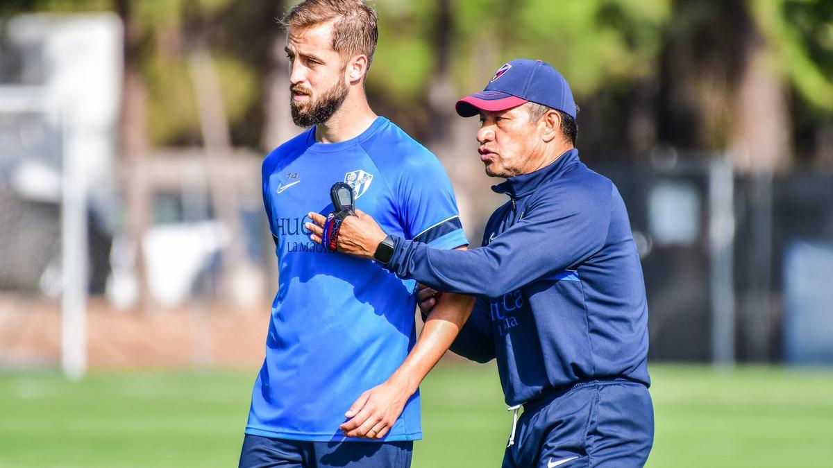 Nacho Ambriz da instrucciones a Pulido durante un entrenamiento