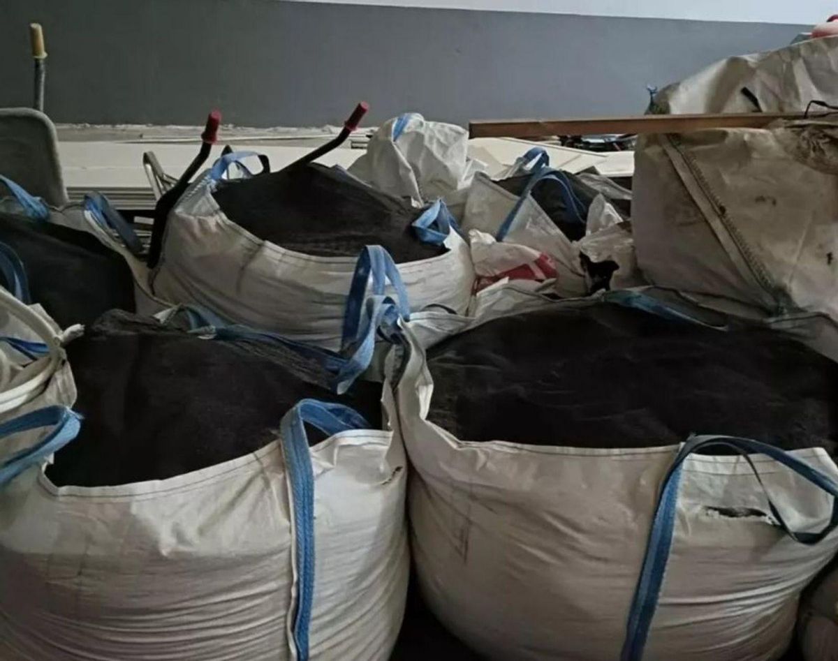 Los sacos de arena amontonados en un almacén de Torrelodones. | ED