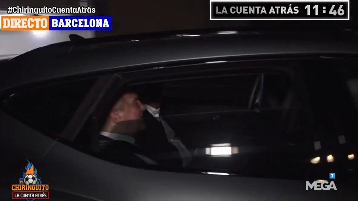 ¡Laporta celebra la victoria del Barça dando vueltas con el coche!