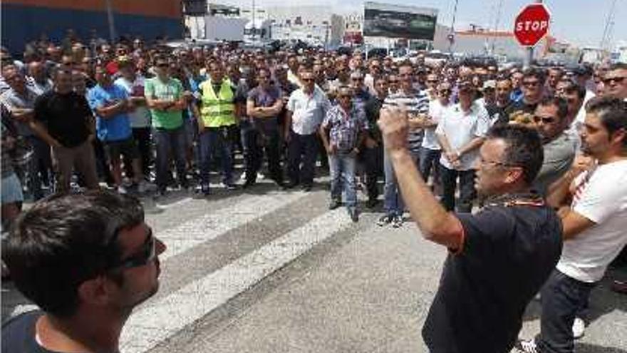 El líder de Transcont se dirige a un grupo de asociados frente a la sede, tras quedar libre.