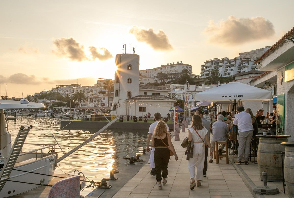 La esencia del puerto en la costa de Sitges es magia