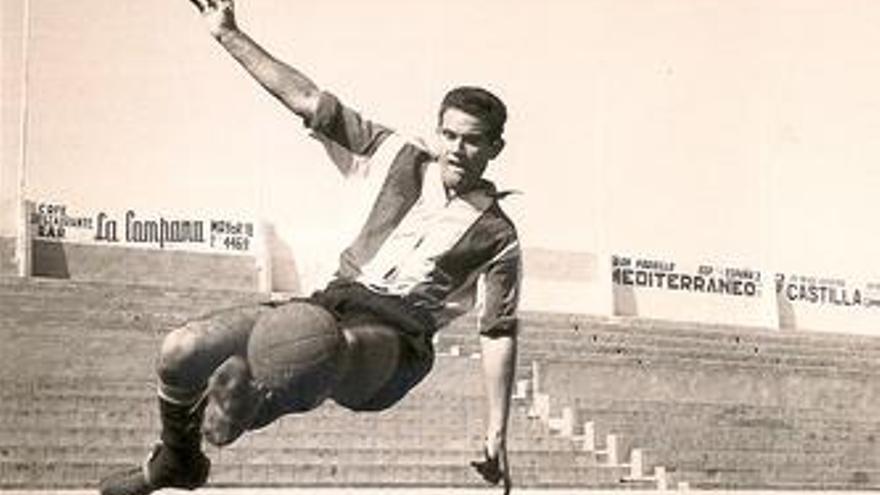 Acción acrobática de Santos con la camiseta del Hércules en los años cincuenta.