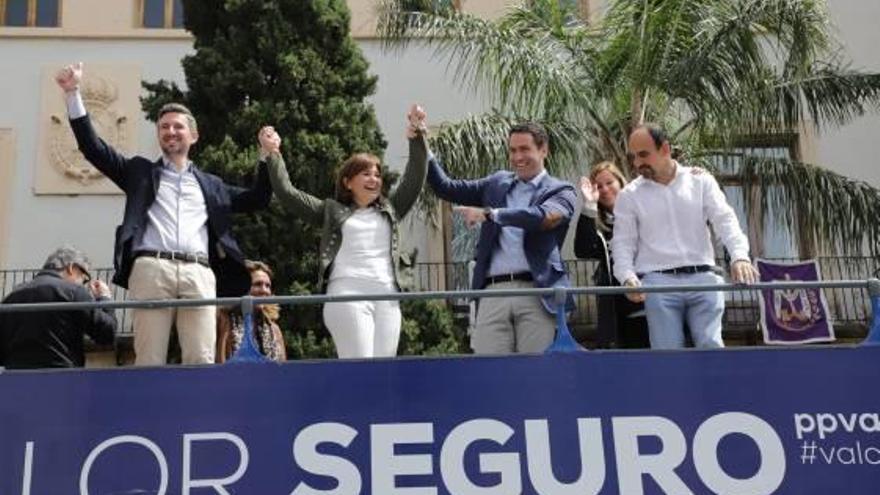 Bonig y García Egea, en el centro, ayer en Gandia.