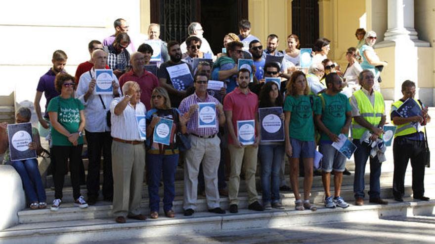 Miembros de Ganemos, ante la puerta del Ayuntamiento.