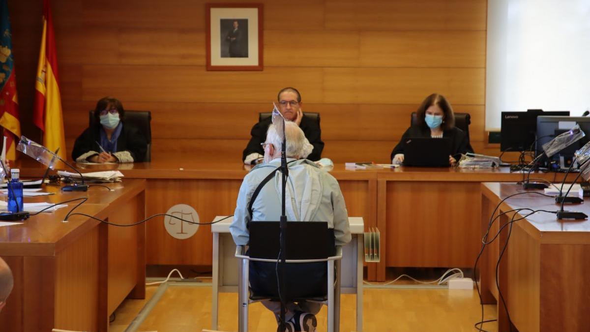 Imagen del condenado, sentado en el banquillo de los acusados durante su juicio, en el 2020.