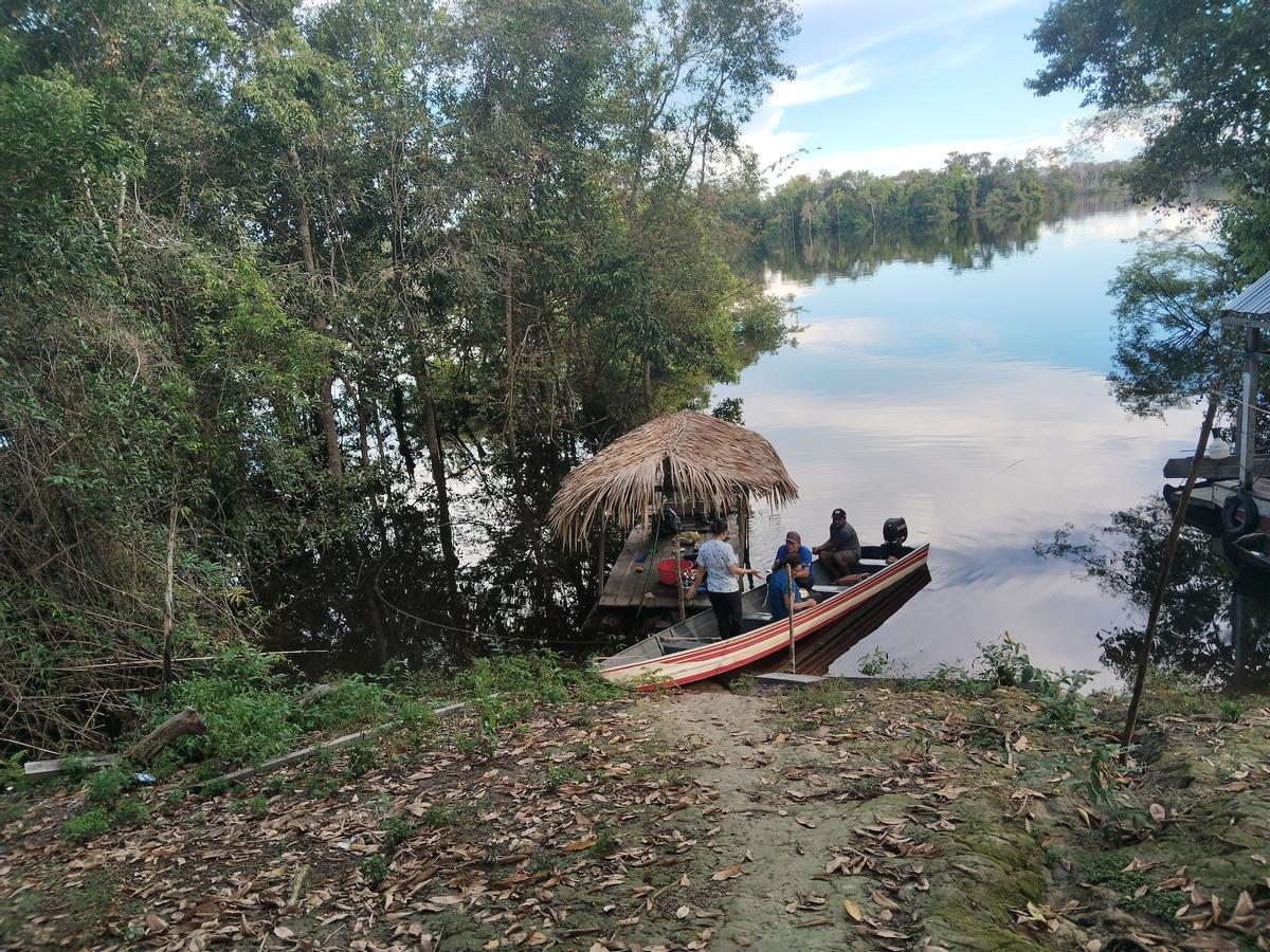 Canoa per a visitar les comunitats.