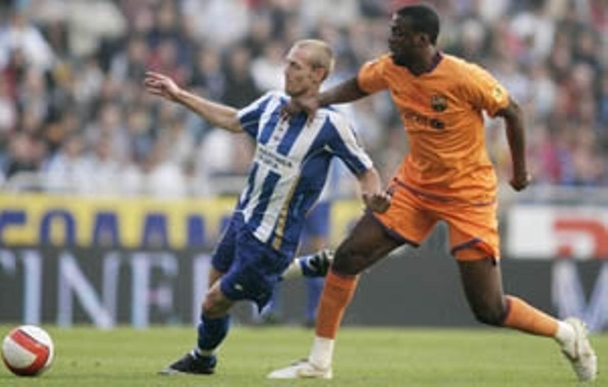 Christian Wilhelmsson pugna con Touré Yaya durante el partido del pasado sábado frente al Barcelona.
