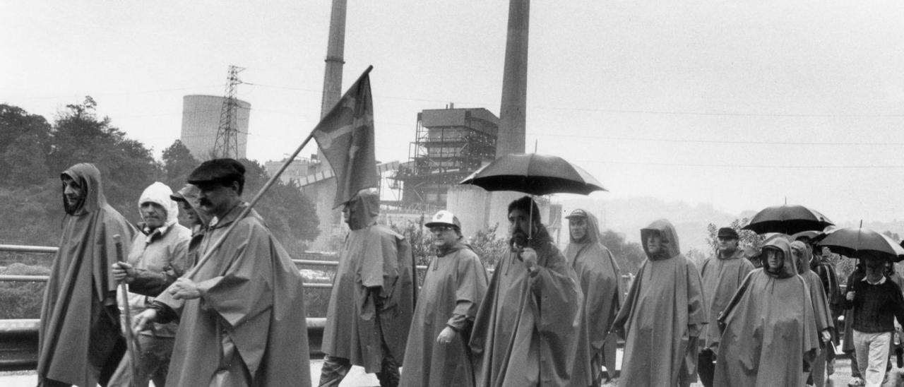 Algunos de los siderúrgicos y trabajadores de empresas auxiliares el 9 de octubre de 1992, cuando se inició la «marcha de hierro». | |  LNE