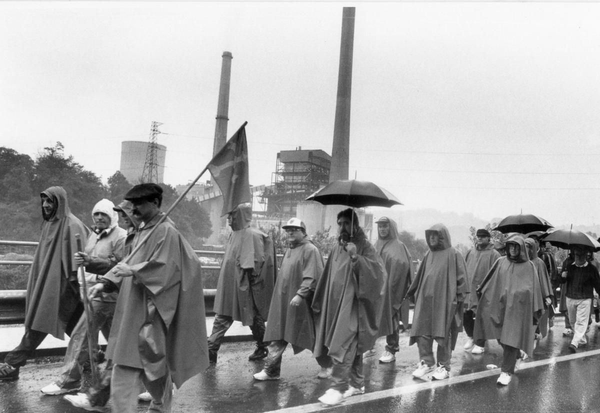Algunos de los siderúrgicos y trabajadores de empresas auxiliares el 9 de octubre de 1992, cuando se inició la «marcha de hierro». | |  LNE