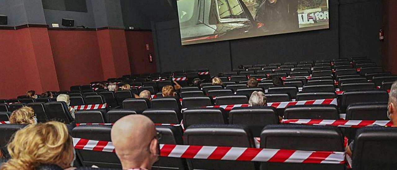Espectadores en una proyección en los cines Odeón.