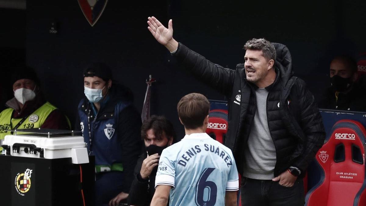 El entrenador del Celta de Vigo, Óscar García, da instrucciones a sus jugadores durante el partido de LaLiga Santander disputado contra el Osasuna este domingo en el Estadio de El Sadar, en Pamplona. // Jesús Diges (EFE)