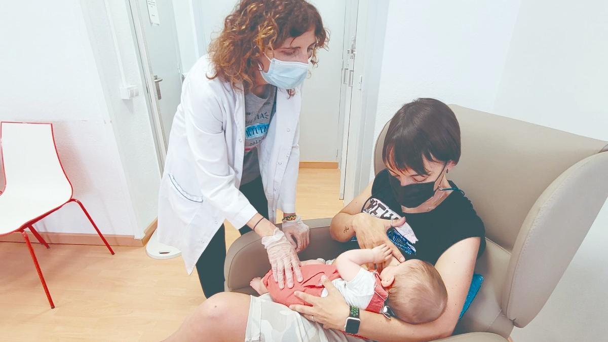 La llevadora Cesca Aguirre, corregeix postures in situ a la consulta de la Clínica Sant Josep