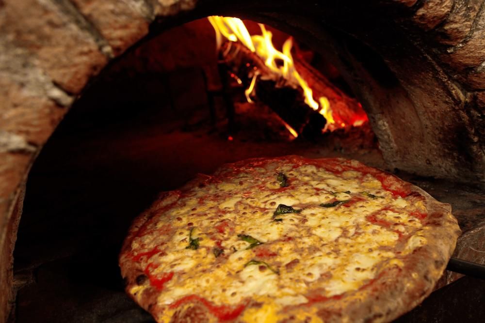 Así se hace una buena pizza italiana en Asturias