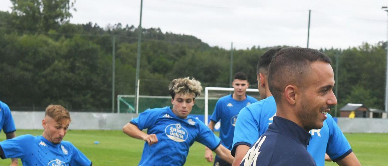 Borja Jiménez, en un entrenamiento en Abegondo con los jugadores al fondo. |  // ARCAY / ROLLER AGENCIA