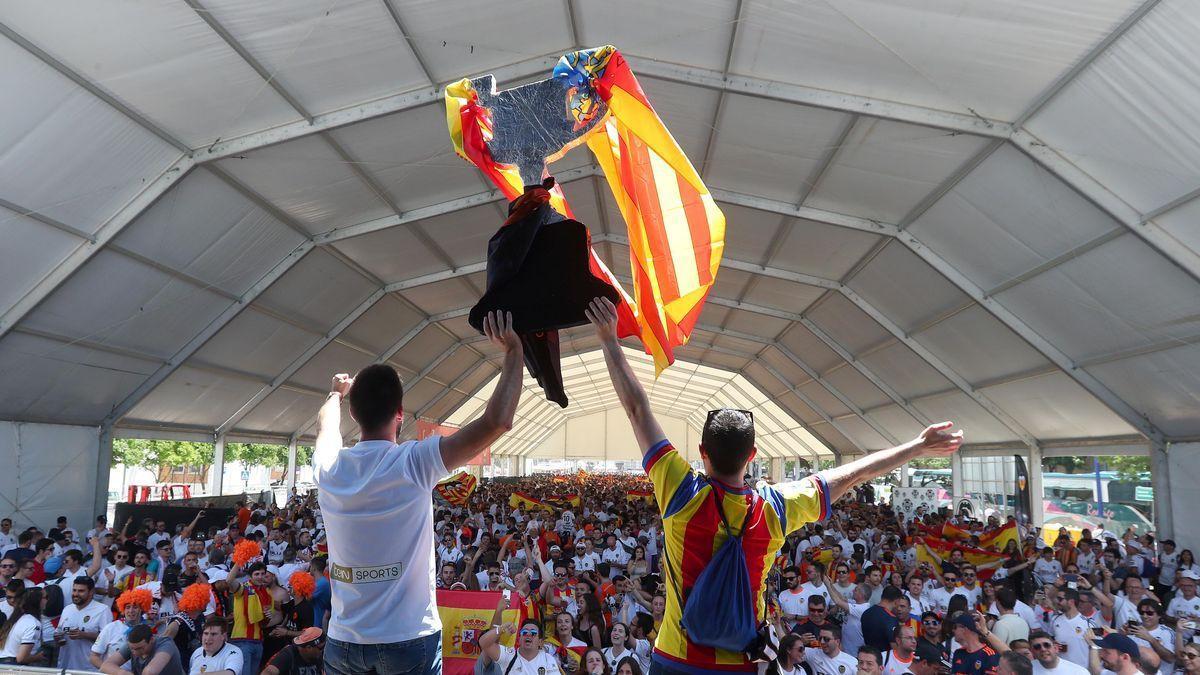 La afición del Valencia CF, en la fan zona de Sevilla.