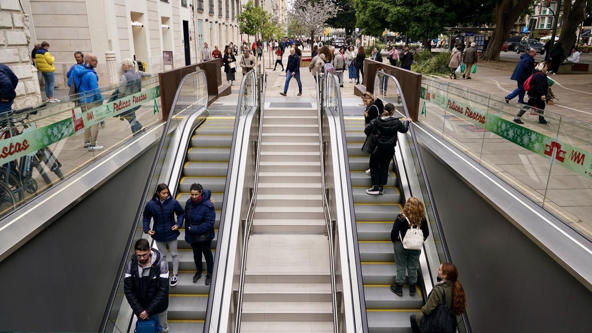 Usuarios del metro, en la boca de la estación de Atarazanas.