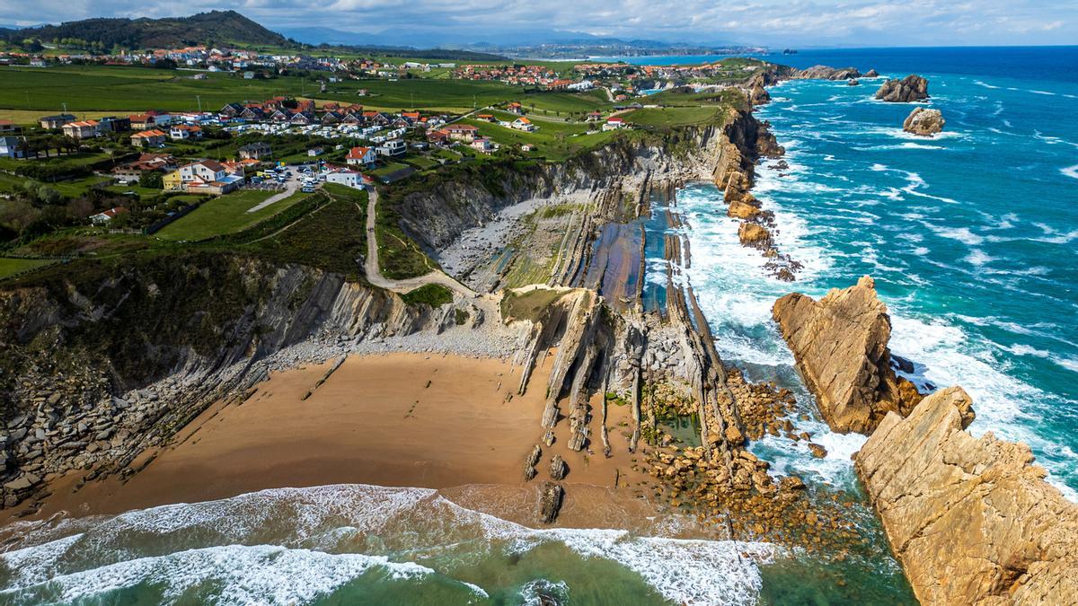 Vista aérea de la playa de Arnia, con acantilados de flysch y Costa Quebrada