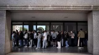 Colas en Madrid para obtener la documentación que permite regularizar a los migrantes: "Es una tranquilidad, solo queremos trabajar"