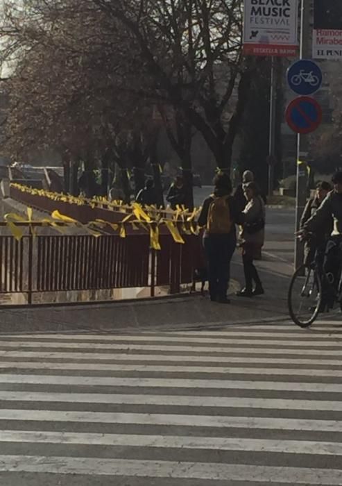 L'ANC reparteix cintes grogues a Plaça Catalunya