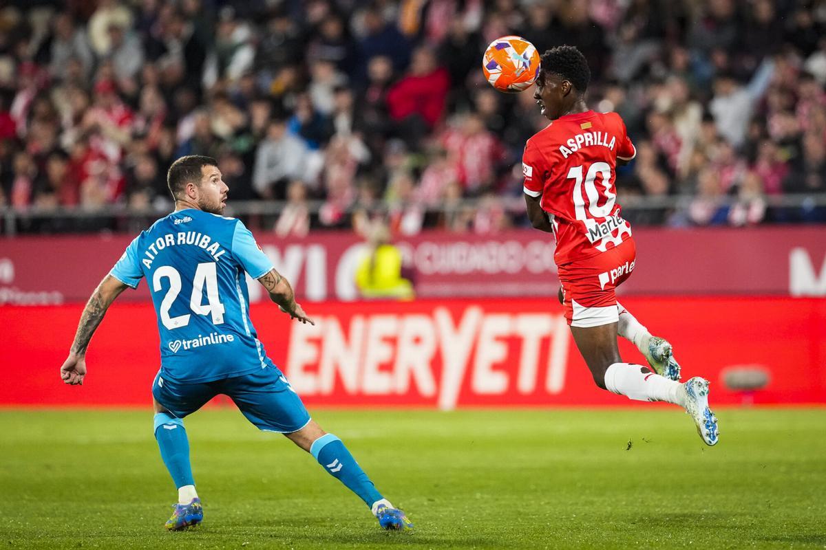 El delantero colombiano del Girona, Yáser Asprilla (d), disputa el balón ante el defensa del Betis, Aitor Rubial, en el estadio de Montilivi, en Girona en foto de archivo de David Borrat.EFE