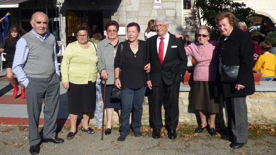 Tino Colunga, Carmen Navia, Nélida Suárez, Loli Cifuentes, Tino Ordiales, Queta García y Blanca Cayado, ayer, en Samartino.