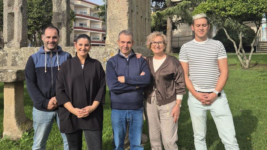 Representantes del Concello con el artista.