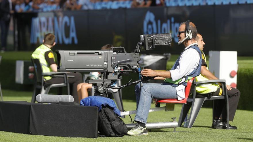 Foto de archivo de un cámara de televisión durante un partido en Balaídos.
