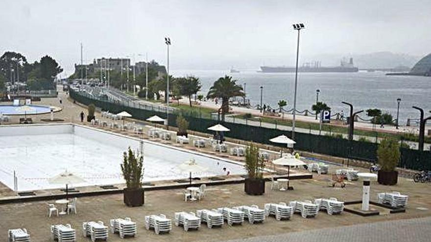 Vista parcial de las instalaciones de La Solana, el paseo marítimo y las aguas portuarias.