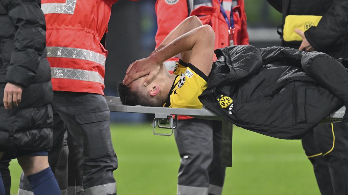 Así abandonó el lesionado Schlotterbeck el Signal Iduna Park tras el Dortmund-Barça
