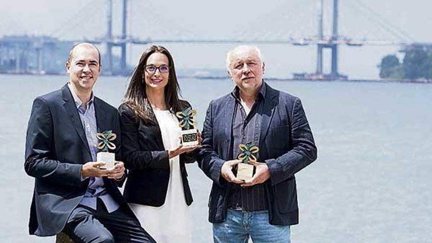 Los escritores Santiago Lopo, María Canosa y Manuel Lourenzo, premios Xerais 2017